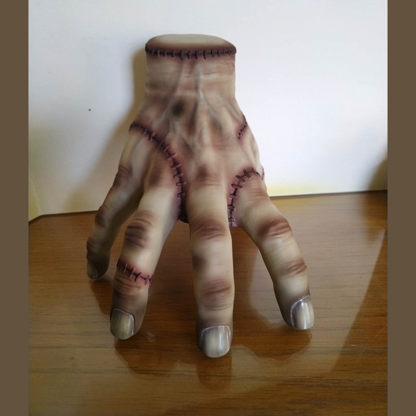 The Thing lifesize prop Watch stand 15cm