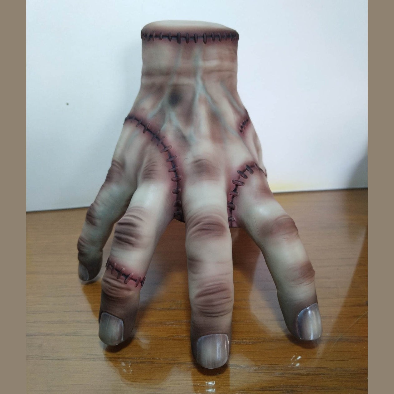 The Thing lifesize prop Watch stand 15cm
